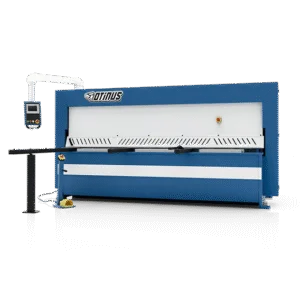 Nożyce gilotynowe serii PRO marki Otinus – solidna, niebiesko-biała maszyna do cięcia blach, wyposażona w przedni stół roboczy, osłony bezpieczeństwa oraz panel sterowania umieszczony po lewej stronie.