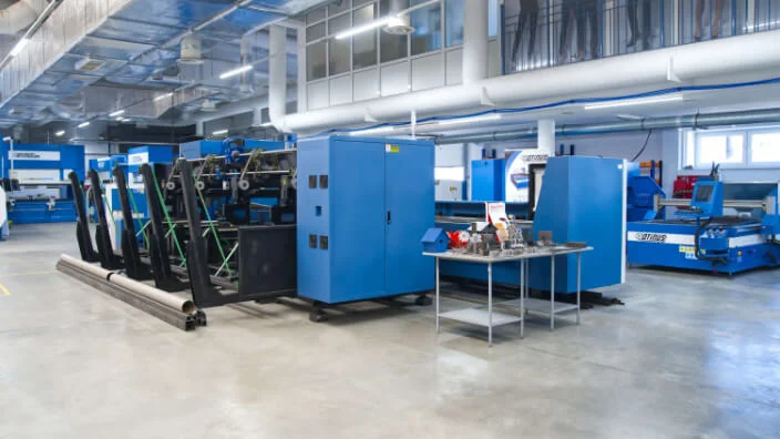 Showroom Otinus w ujęciu na wycinarkę laserową do rur i profili wyposażoną w automatyczny podajnik materiału.