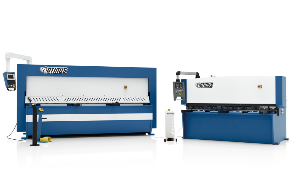 Gilotyny do cięcia blach marki Otinus w biało-niebieskiej kolorystyce, ustawione obok siebie z widocznymi panelami sterowania i stołami roboczymi.