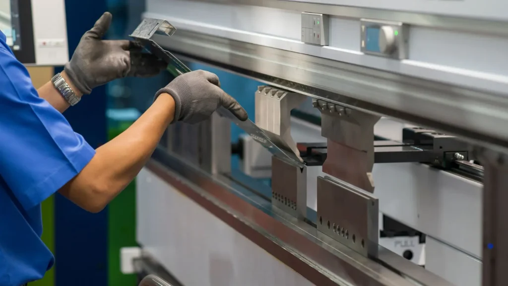 Jak działa prasa krawędziowa i do czego służy?