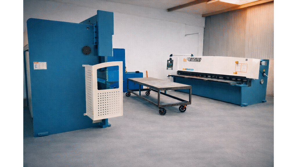 
Powiedziałeś(-aś):
ChatGPT powiedział:
Nowoczesne nożyce gilotynowe Otinus oraz prasa krawędziowa z systemem sterowania Delem DA-58T ustawione w czystej, profesjonalnej hali produkcyjnej, podkreślające precyzję, bezpieczeństwo i przemysłową estetykę linii do obróbki blachy.