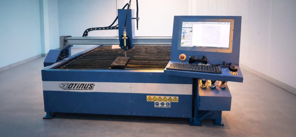 Przemysłowa wycinarka plazmowa CNC Otinus z polem roboczym i panelem sterowania, przeznaczona do precyzyjnego cięcia blach metalowych w warunkach produkcyjnych.