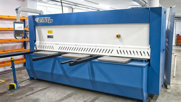 Otinus Pro hydraulic guillotine shear in a production hall, designed for precise sheet metal cutting.