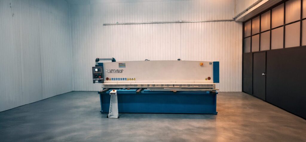 Otinus guillotine shears installed in a clean, modern production hall, emphasizing precision cutting, robust industrial design, and readiness for high-efficiency sheet metal processing.