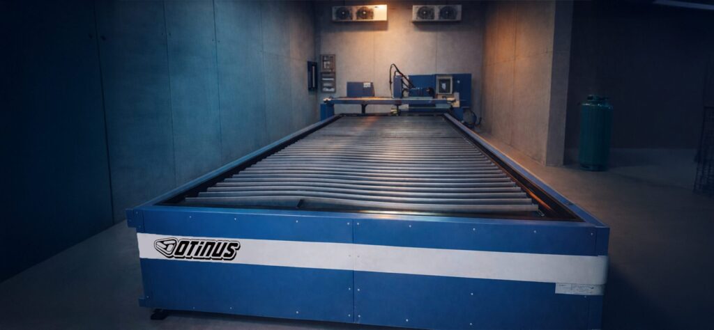 View of the worktable of an Otinus CNC plasma cutting machine with a slatted grate for supporting sheets, designed for stable and efficient metal cutting in an industrial environment.